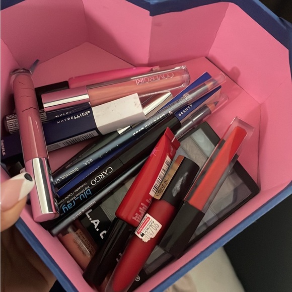 Bundle of makeup - Picture 3 of 6